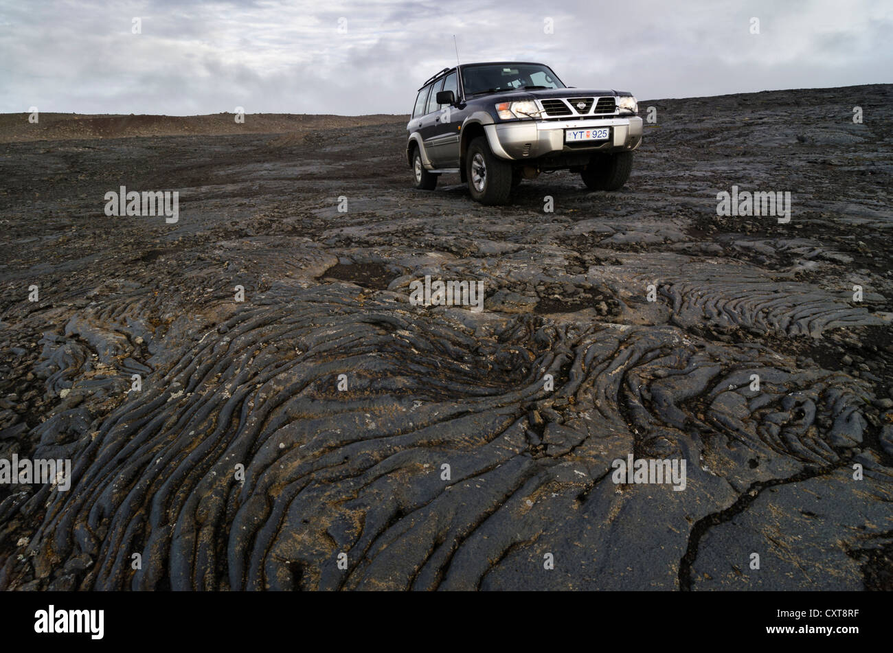 Jeep in campi di lava, altopiani, Islanda, Europa Foto Stock