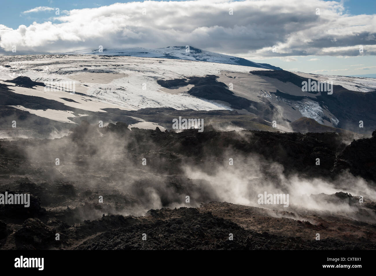 La cottura a vapore, Goðahraun Godahraun campo di lava, solfatars sul vulcano Fimmvoerðuháls, sentiero escursionistico al Fimmvoerðuháls Foto Stock