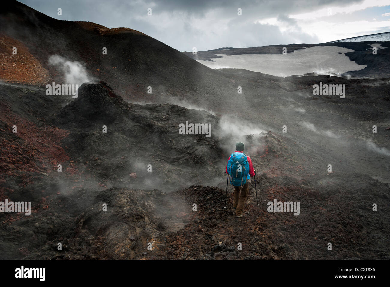 Escursionista nella cottura a vapore, Goðahraun Godahraun campo di lava, solfatars sul vulcano Fimmvoerðuháls, sentiero escursionistico per la Foto Stock