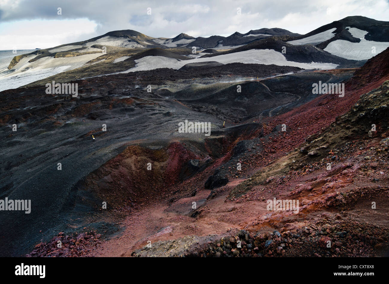 Sul vulcano Fimmvoerðuháls, vista di un cratere spento, sentiero escursionistico al Fimmvoerðuháls, Fimmvoerduhals altopiano, Suðurland Foto Stock