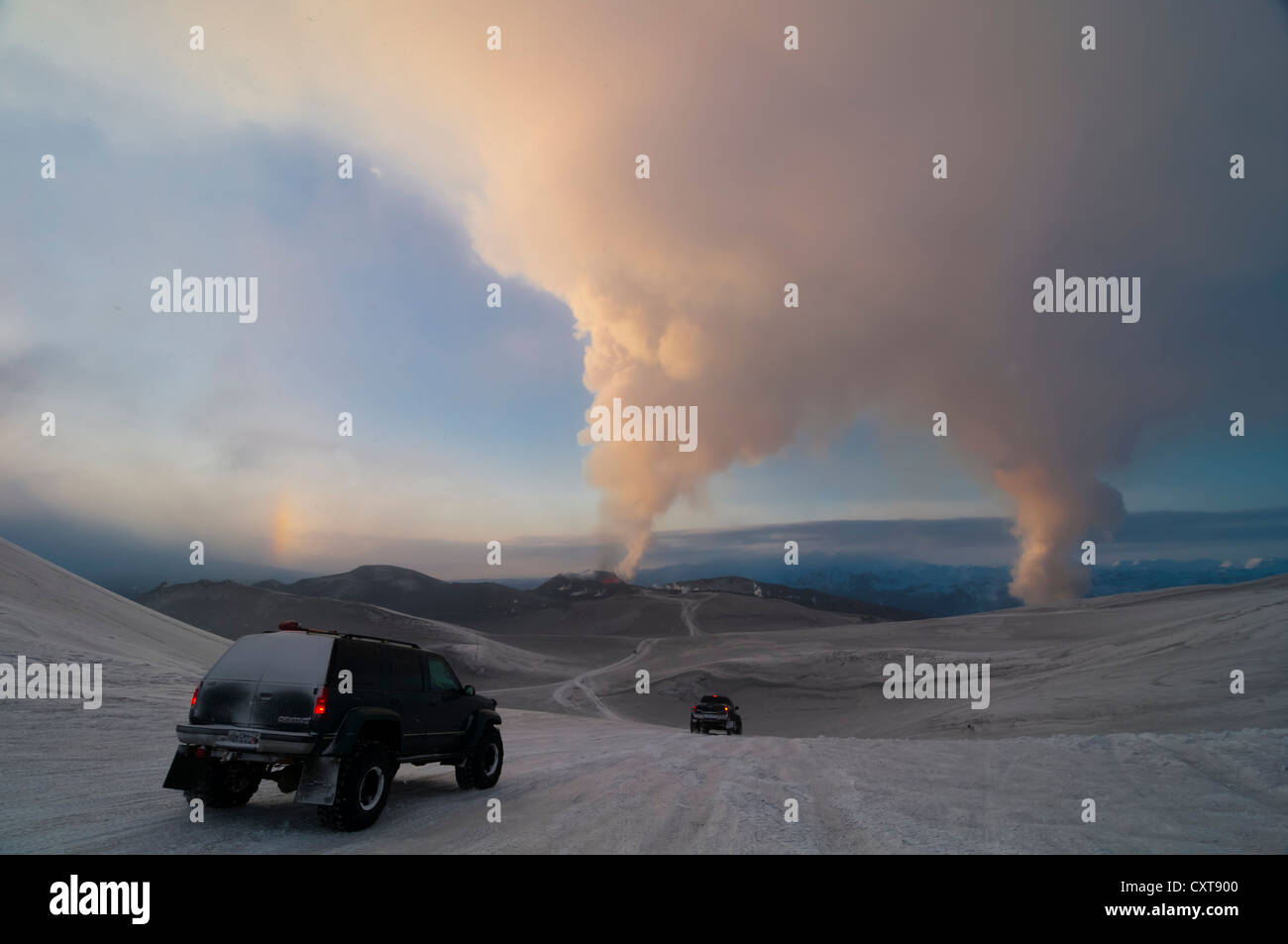 Vista dal ghiacciaio Mýrdalsjoekull, Super-Jeeps guidando verso l eruzione del vulcano Fimmvoerðuháls, tra Foto Stock