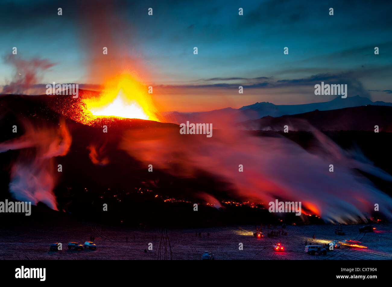 Persone con Super-Jeeps osservando il flusso di lava dalla eruzione del vulcano Fimmvoerðuháls, tra Mýrdalsjoekull e Foto Stock