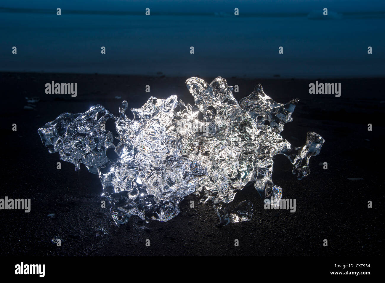 Cristallo di ghiaccio su una spiaggia nera, Joekulsárlón, ghiacciaio Vatnajokull, Austurland, Est Islanda, Islanda, Europa Foto Stock