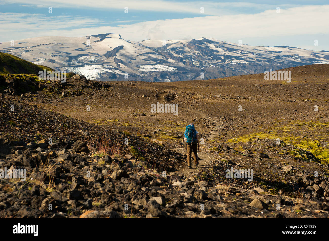 Vista del Vulcano Eyjafjallajoekull, femmina escursionista sul Laugavegur Hiking trail, Emstrur-Þórsmoerk, Thorsmoerk, Highlands Foto Stock