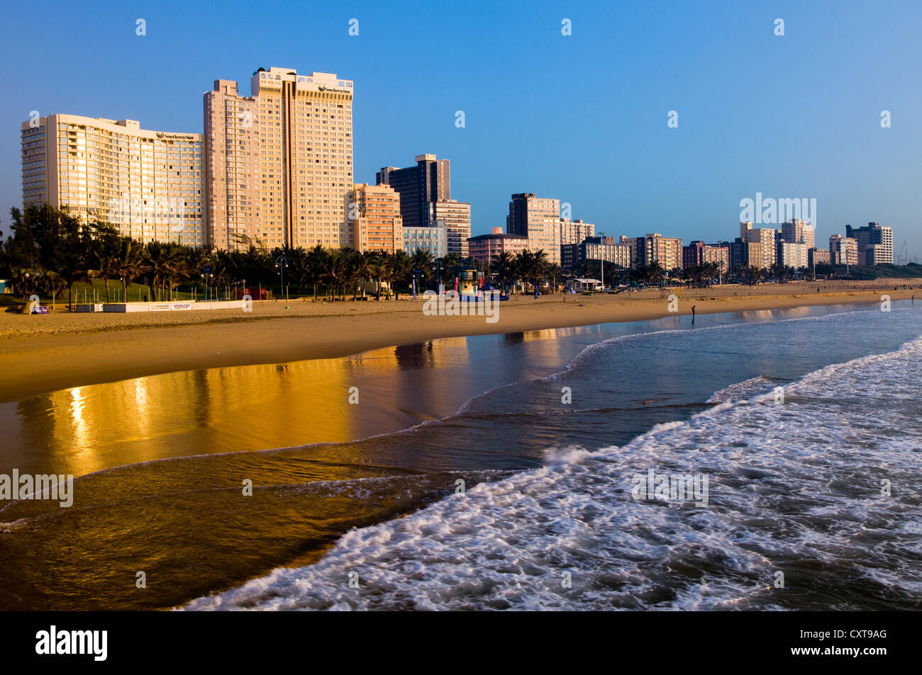 Skyline e la costa di Durban nella luce del mattino, Durban, KwaZulu-Natal, Sud Africa e Africa Foto Stock