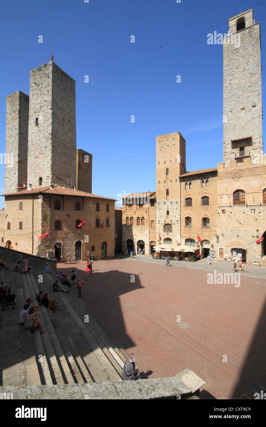 La città medievale di San Gimignano con le torri residenziali, in provincia di Siena, Toscana, Italia, Europa Foto Stock