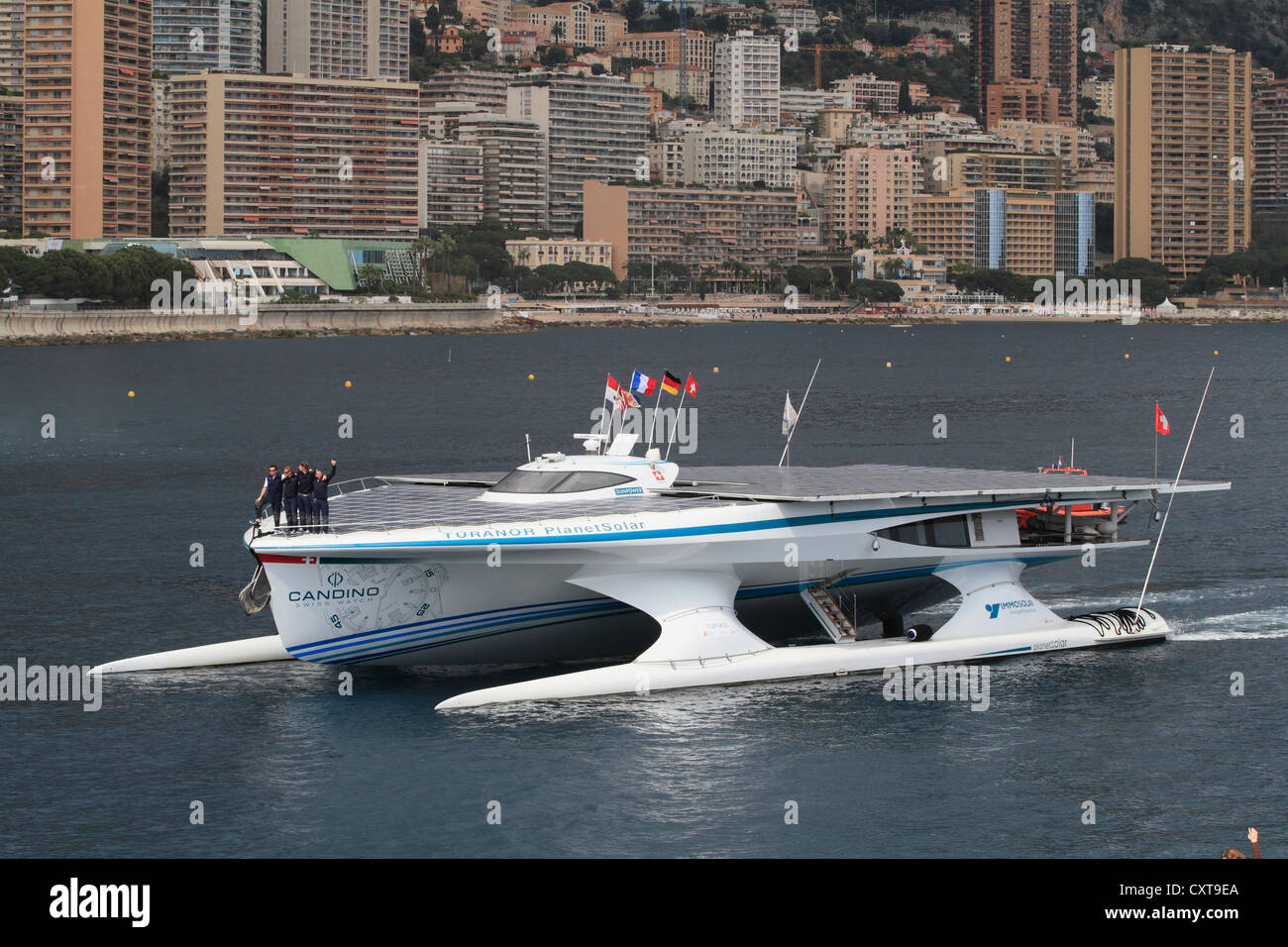 Tûranor PlanetSolar, energia solare di boot in arrivo a Monaco dopo la prima circumnavigazione del globo con energia solare Foto Stock