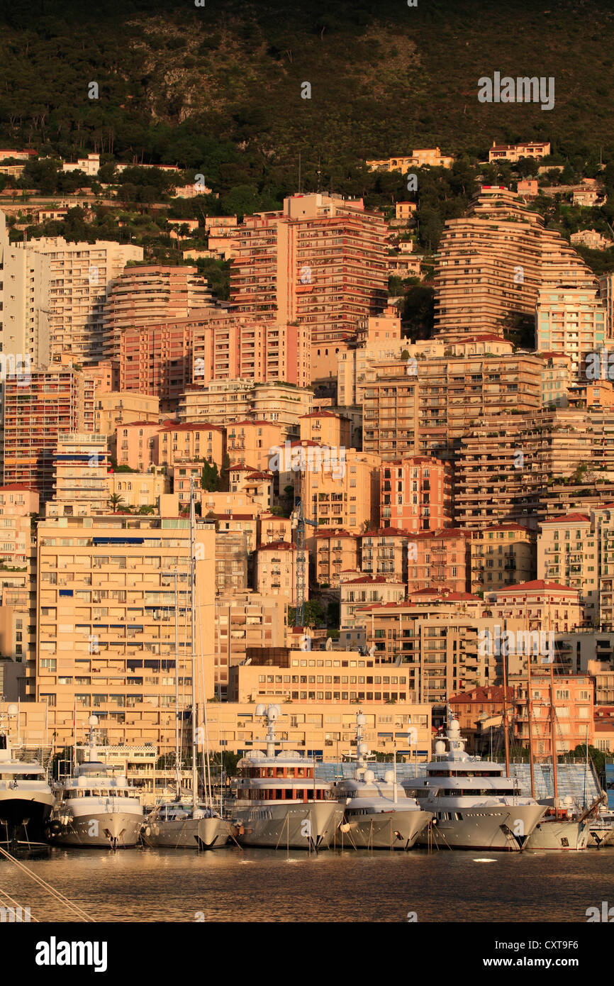 Edifici ad alta nel quartiere di La Condamine nella mattina in anticipo, il Principato di Monaco e la Costa Azzurra Foto Stock
