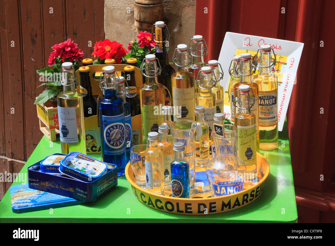 Bevanda provenzale di biberon e vasetti, pastis, liquori, birra da Marsiglia, Cassis, dipartimento Bouches du Rhône, Foto Stock