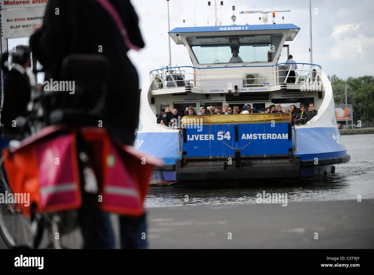 Uno dei traghetti veloci il collegamento delle rive del Mare del Nord e il canale moor direttamente presso la stazione ferroviaria di Amsterdam Foto Stock