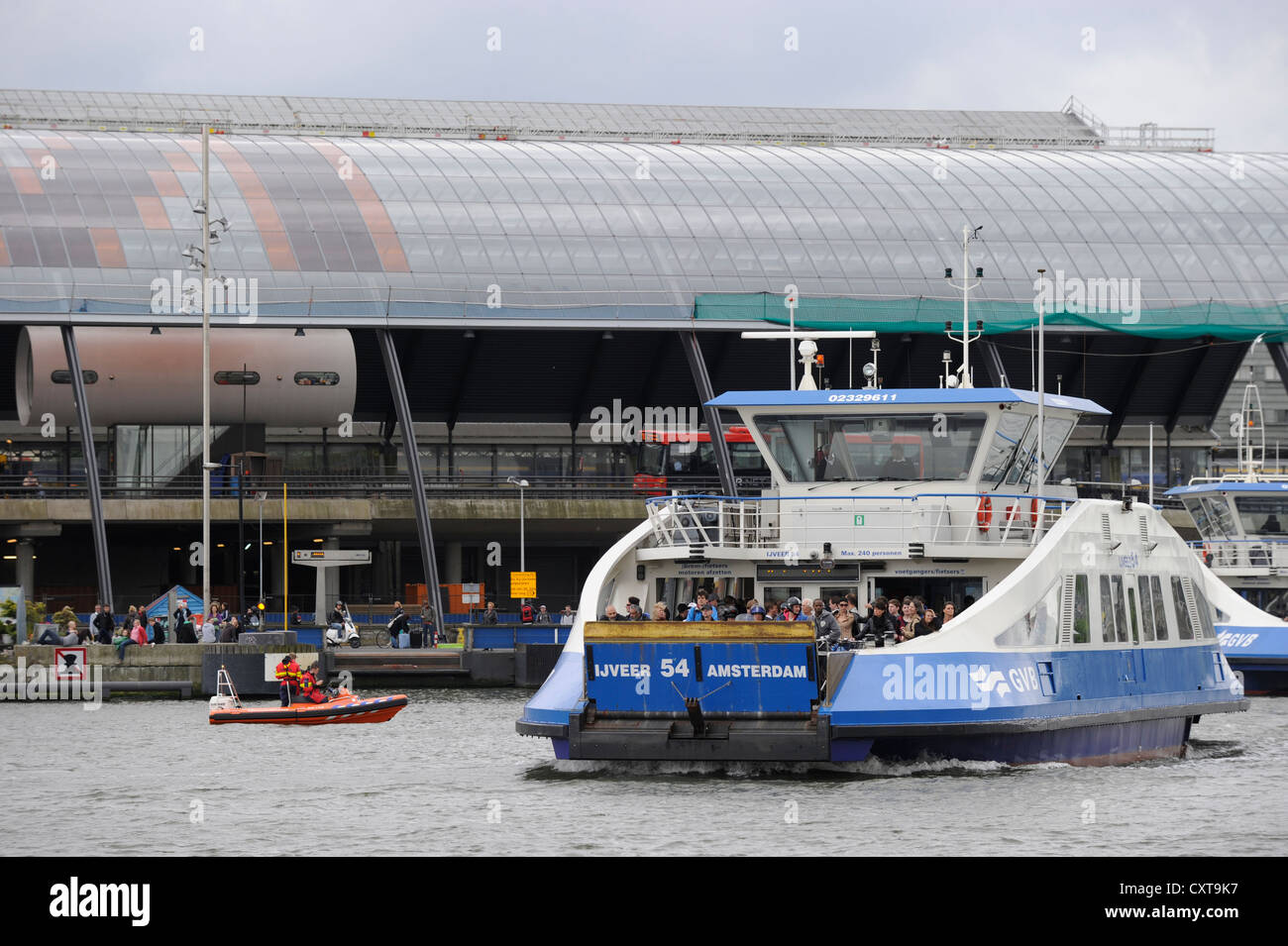 Uno dei traghetti veloci il collegamento delle rive del Mare del Nord e il canale moor direttamente presso la stazione ferroviaria di Amsterdam Foto Stock