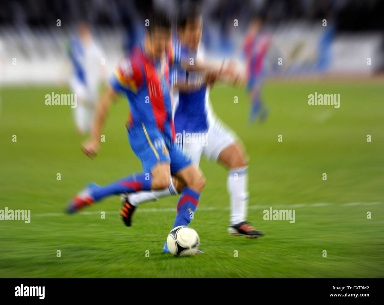 I giocatori di calcio in un duello, offuscata Foto Stock