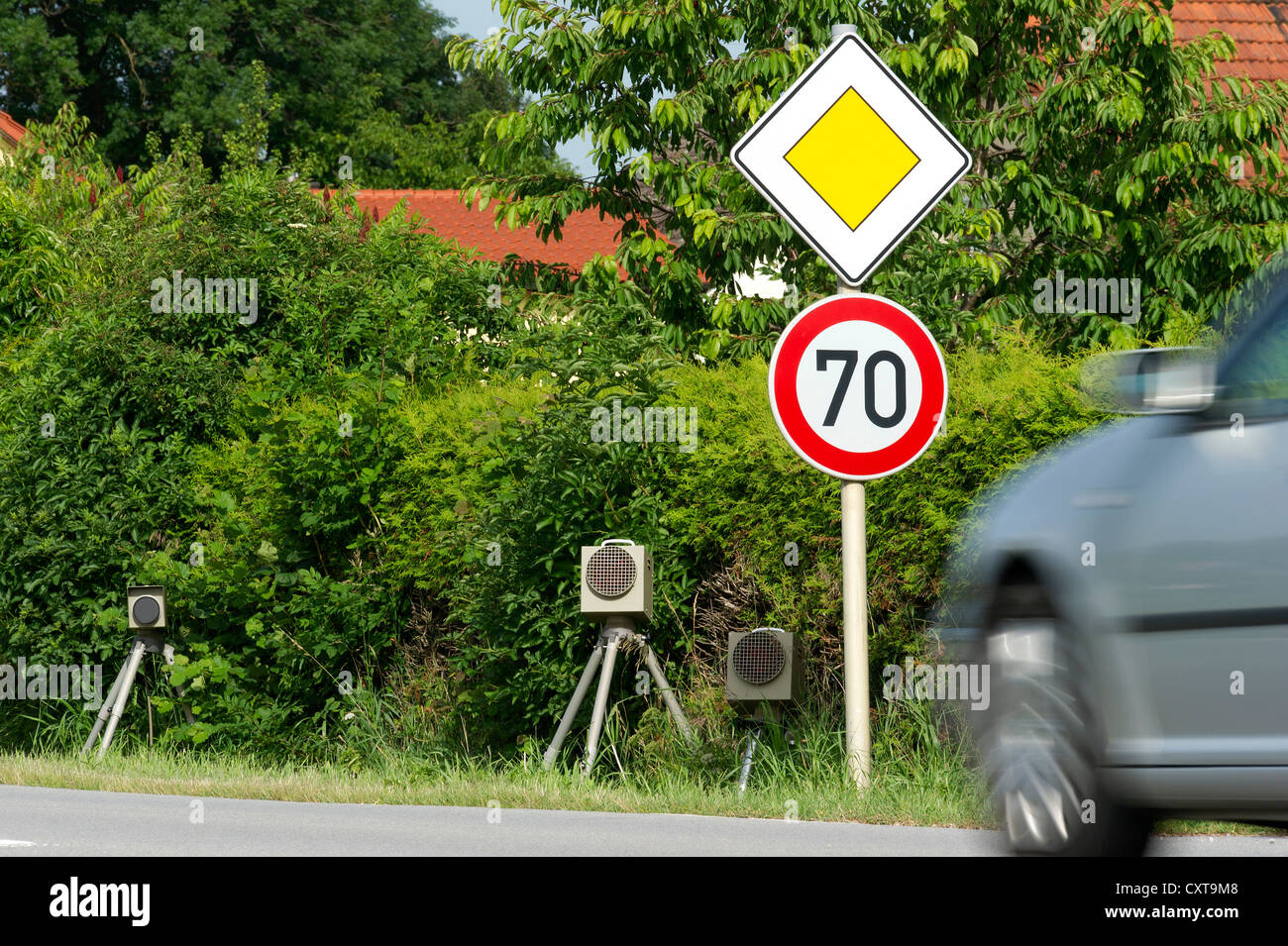 La velocità e la fotocamera a infrarossi unità flash, velocità trappola, mobile unità radar per misurare la velocità, Landau, Baviera, PublicGround Foto Stock
