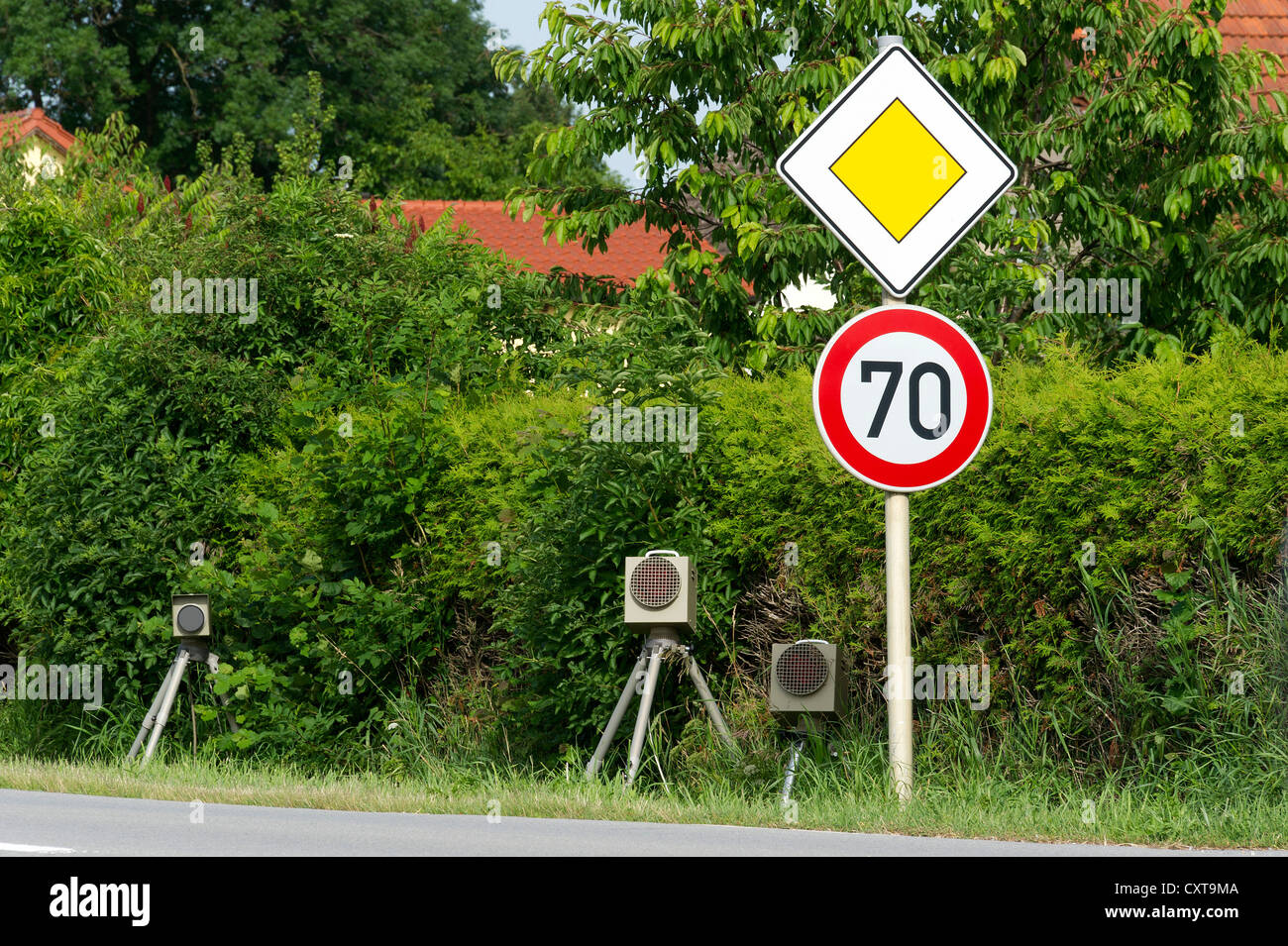 La velocità e la fotocamera a infrarossi unità flash, velocità trappola, mobile unità radar per misurare la velocità, Landau, Baviera, PublicGround Foto Stock