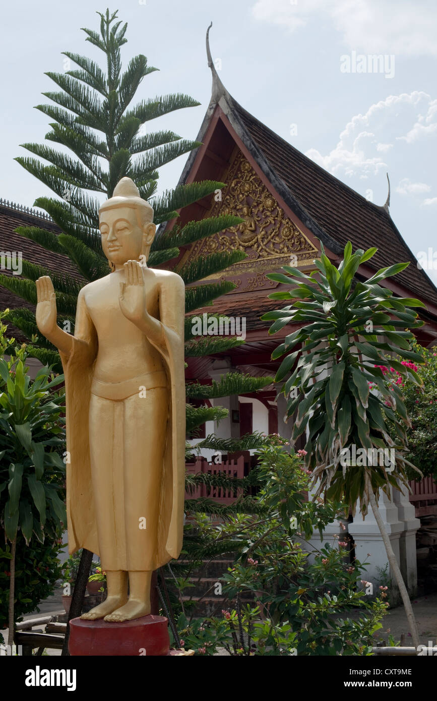 Una statua del Buddha nella motivazione di un tempio a Luang Prabang, Laos Foto Stock