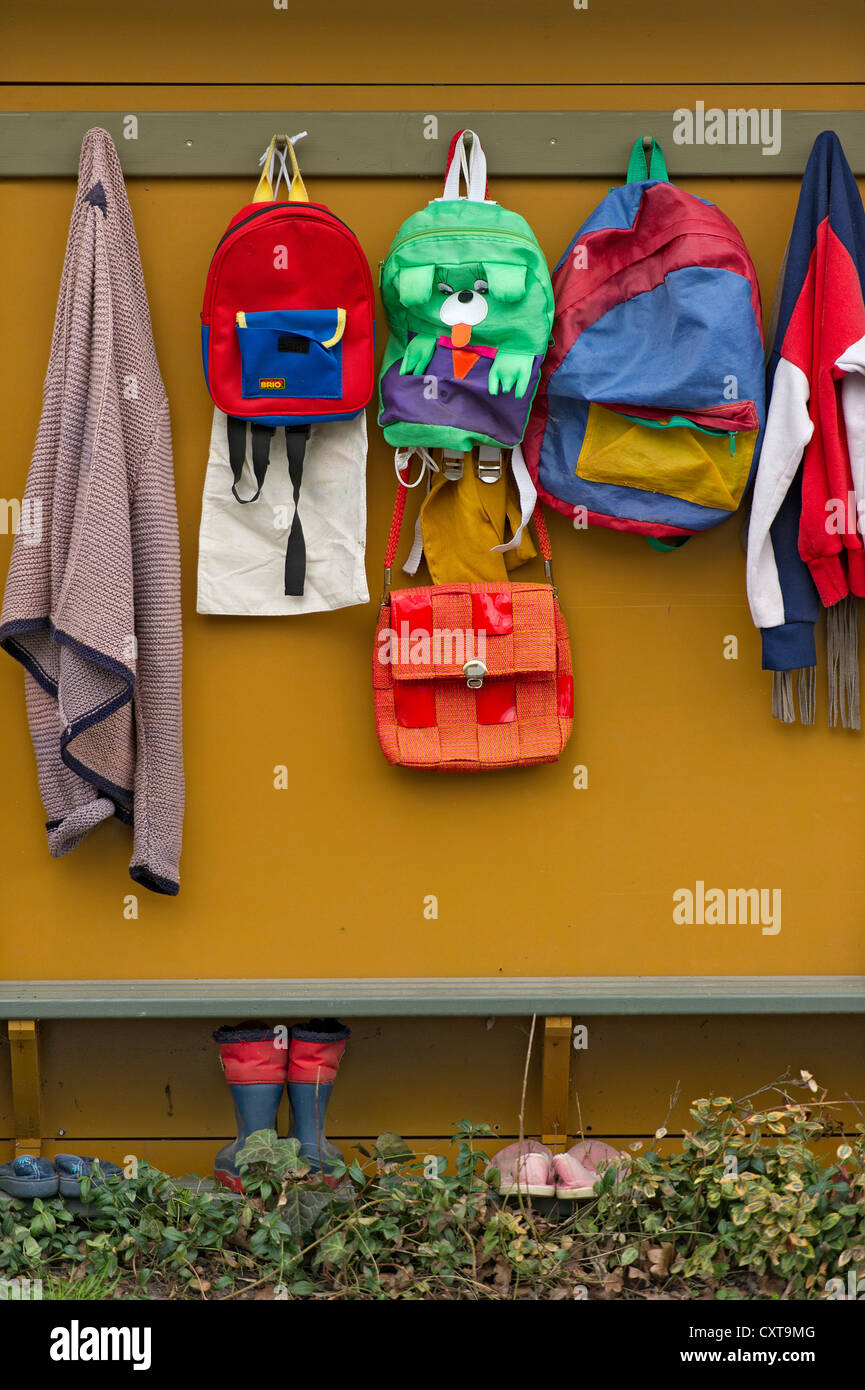 Scuola guardaroba con zaini, borse, giacche presso il coniglietto di Pasqua a scuola durante il periodo di Pasqua, Niederneuching-Ottenhofen Foto Stock