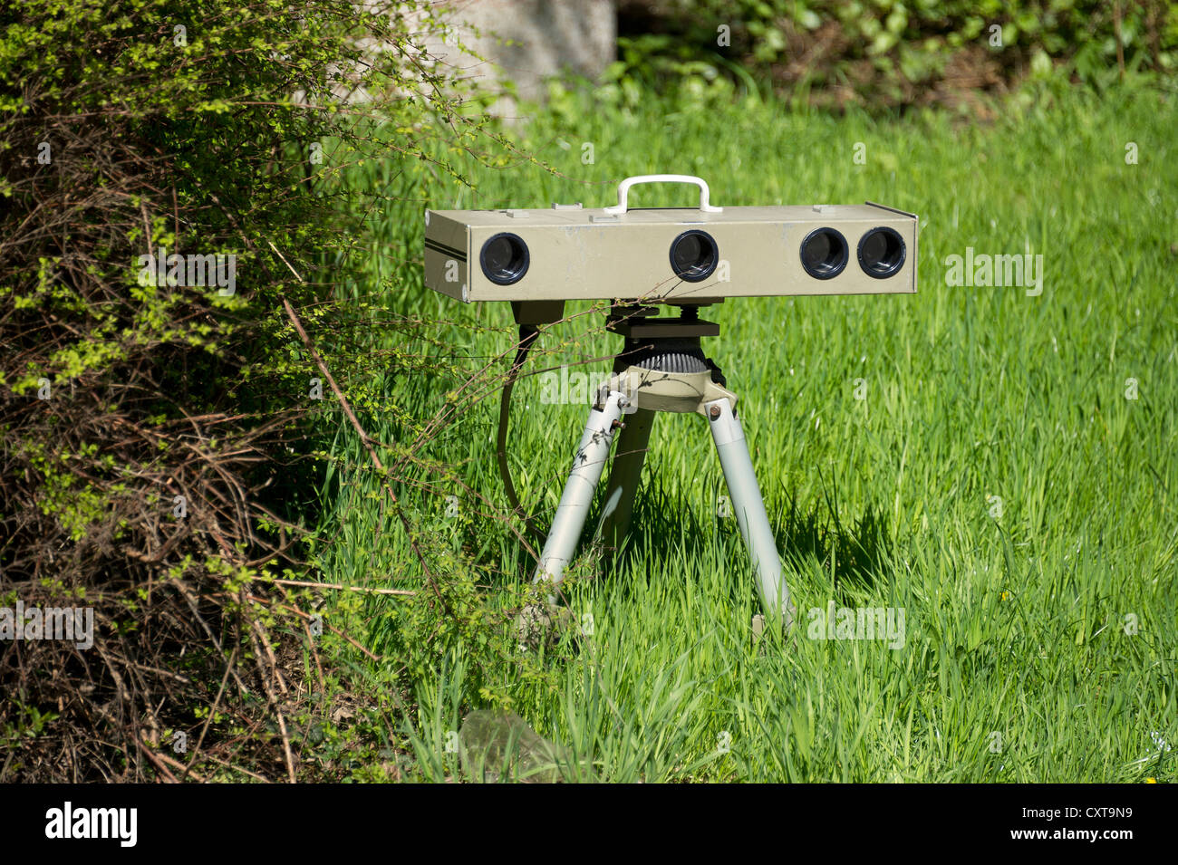 Sensore laterale di un mobile di unità radar per misurare la velocità, velocità telecamera, velocità trappola, Anzing, Alta Baviera, Baviera Foto Stock