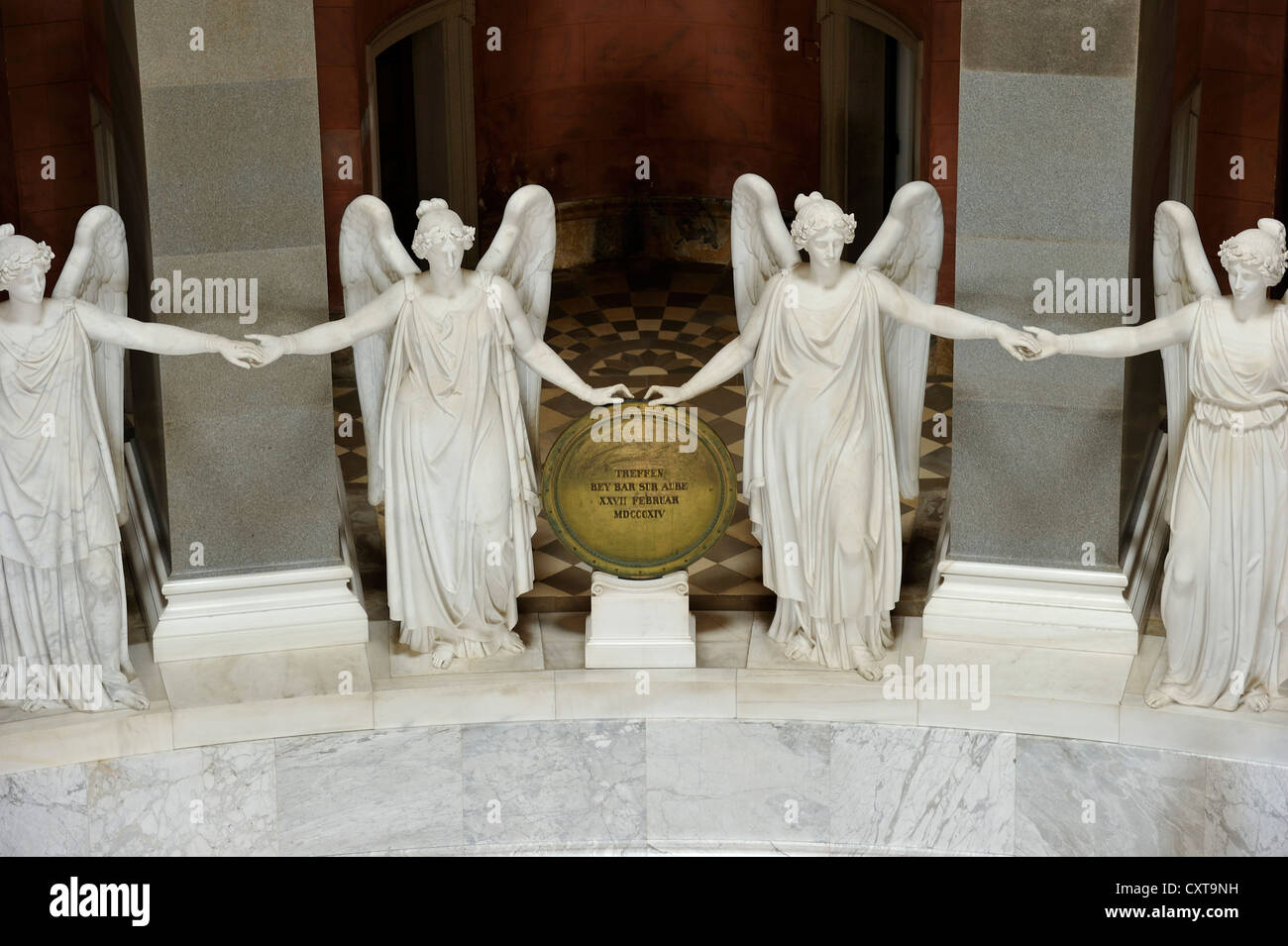 Vista interna della Befreiungshalle, liberazione Hall, costruito da Friedrich von Gaertner e Leo von Klenze, con statue in marmo di Foto Stock