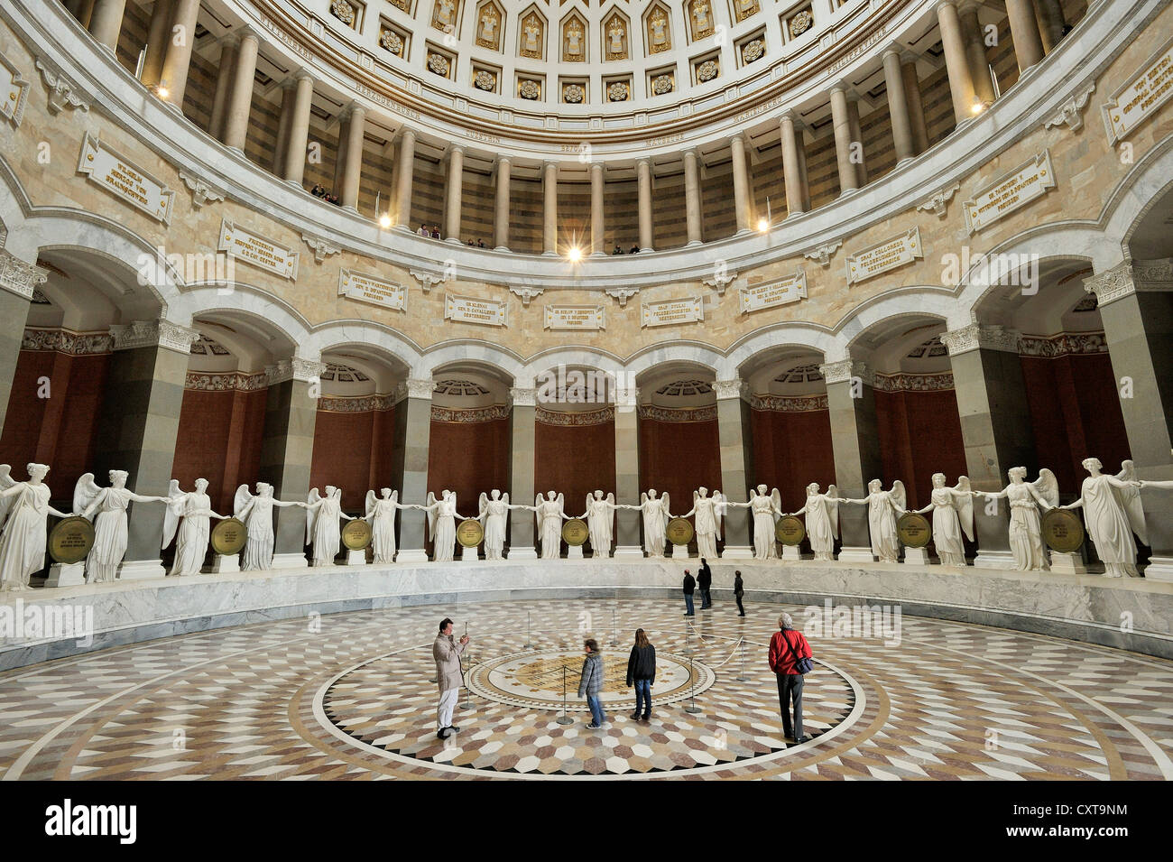 Vista interna della Befreiungshalle, liberazione Hall, costruito da Friedrich von Gaertner e Leo von Klenze, con statue in marmo di Foto Stock