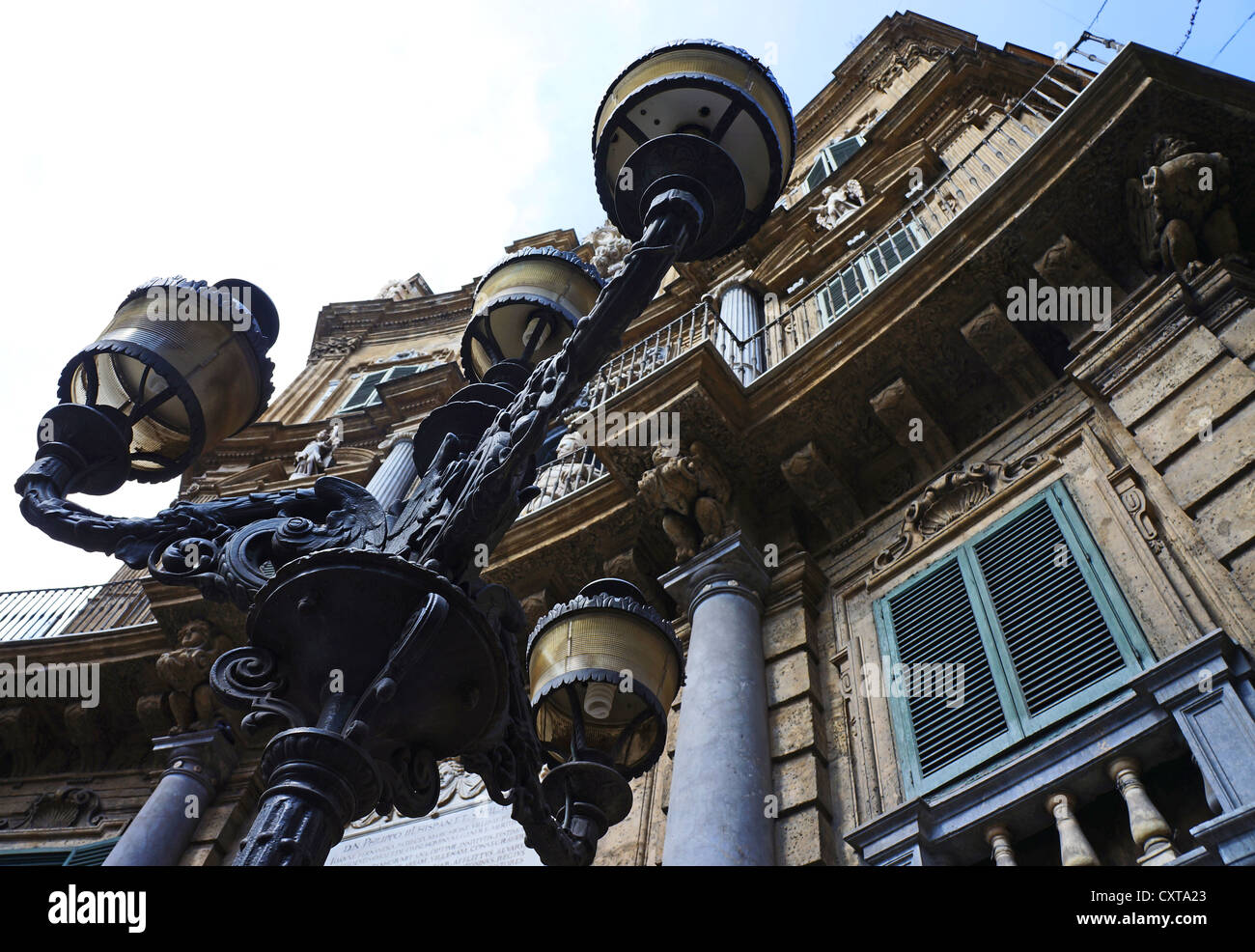 Vista di un lampione di fronte a palazzo dei quattro angoli di Palermo in Sicilia Foto Stock