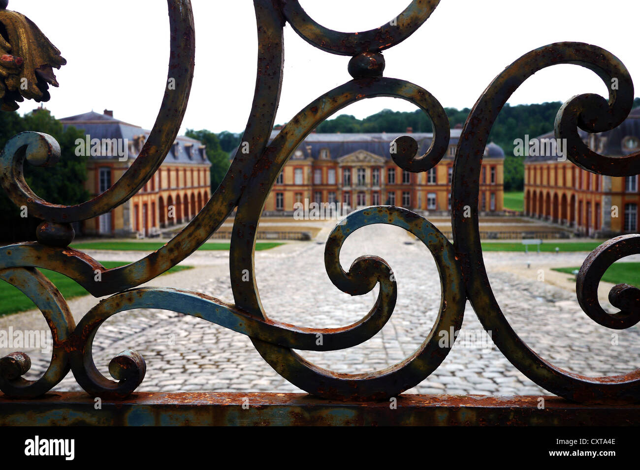 Ornati in lamiera su un chateau francese gate Foto Stock