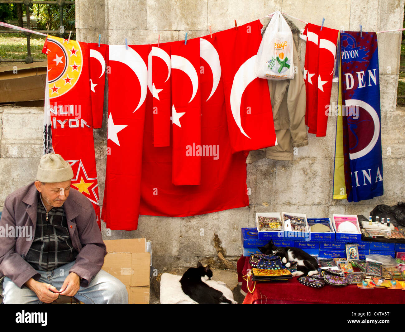 Türkei, Istanbul, Beyazit, vor dem alten Bücherbasar in Istanbuler Stadtteil Beyazit, dem Sahaflar Carsisi Foto Stock