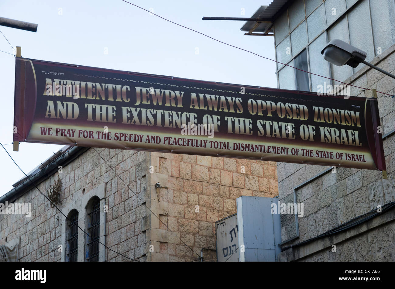 Anti sionist banner nelle strade di Mea Shearim ebraico quartiere ortodosso. Gerusalemme. Israele. Foto Stock