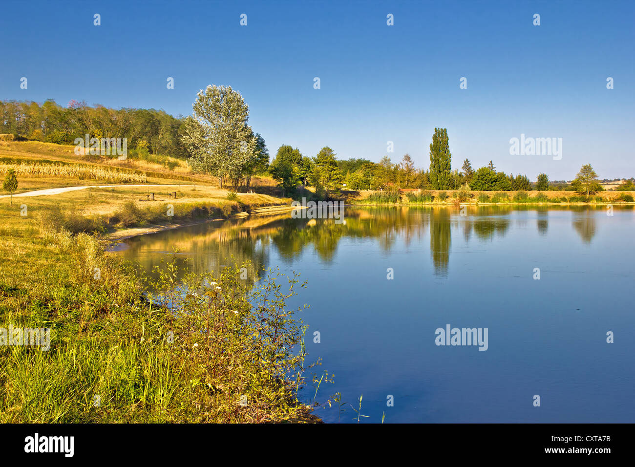 Lago Blu e verde paesaggio nella regione di Prigorje, Croazia Foto Stock