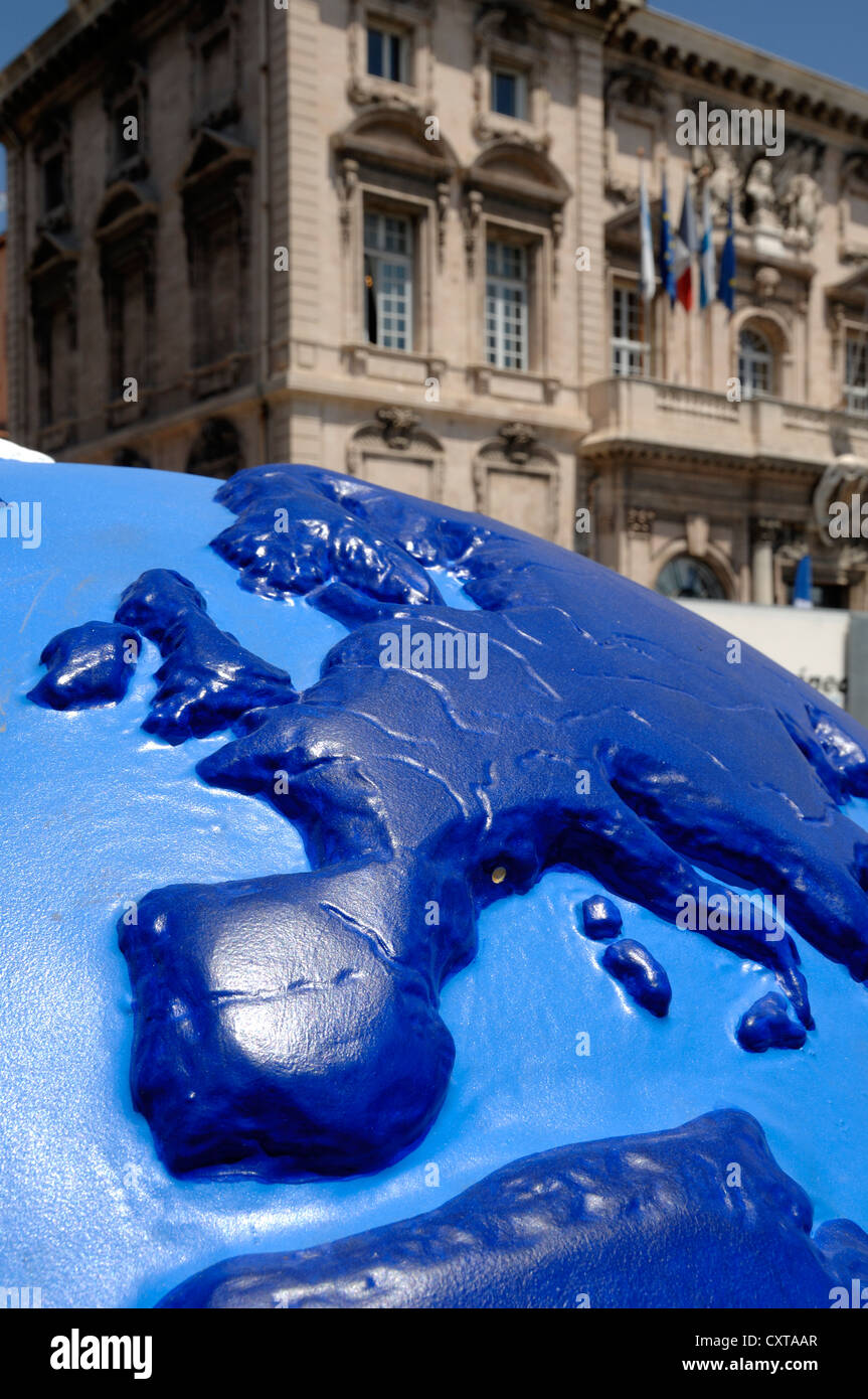 Mappa in rilievo dell'Europa sul globo gigante di fronte al Municipio Marsiglia o Marsiglia Francia Foto Stock