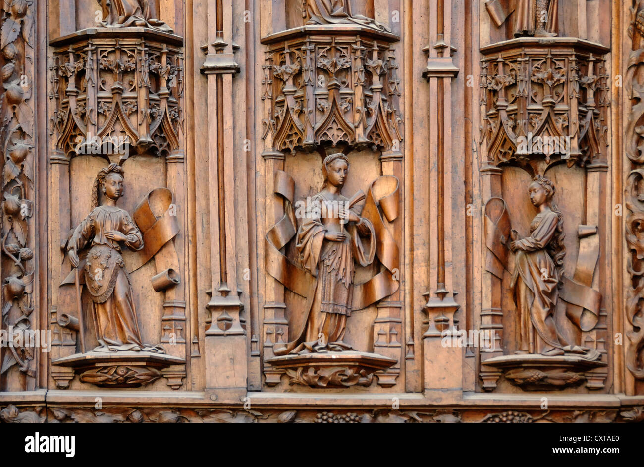 Porta medievale di Noce intagliata (1505) che mostra tre di 12 Sibils, o Pagan Fortune Tellers, Aix-en-Provence Cattedrale di Saint Sauveur Provenza Francia Foto Stock