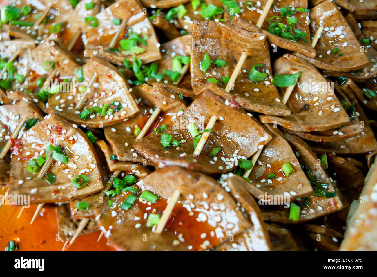 Fried accatastati tofu pelle Cinese Sichuan snack Foto Stock
