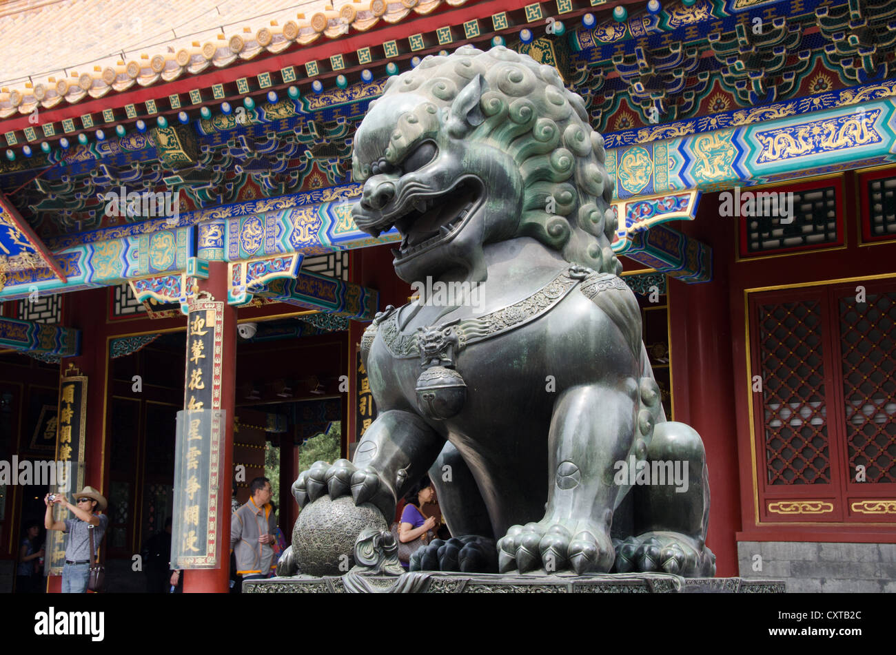 Leone di Bronzo al Palazzo Estivo, Pechino, Cina Foto Stock