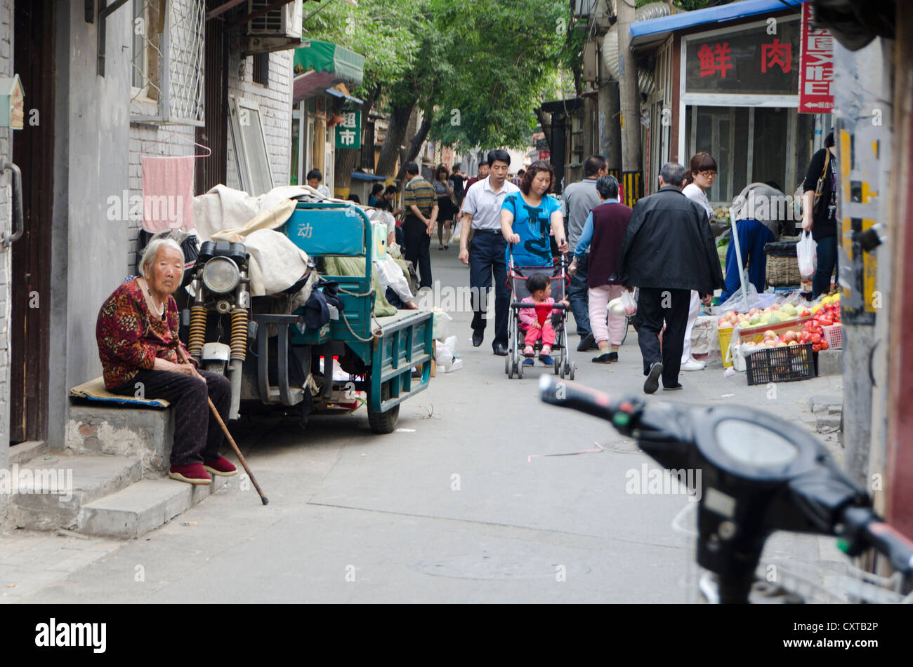 Persone in strada, Hutong, la vecchia area di alloggiamento, Pechino, Cina Foto Stock