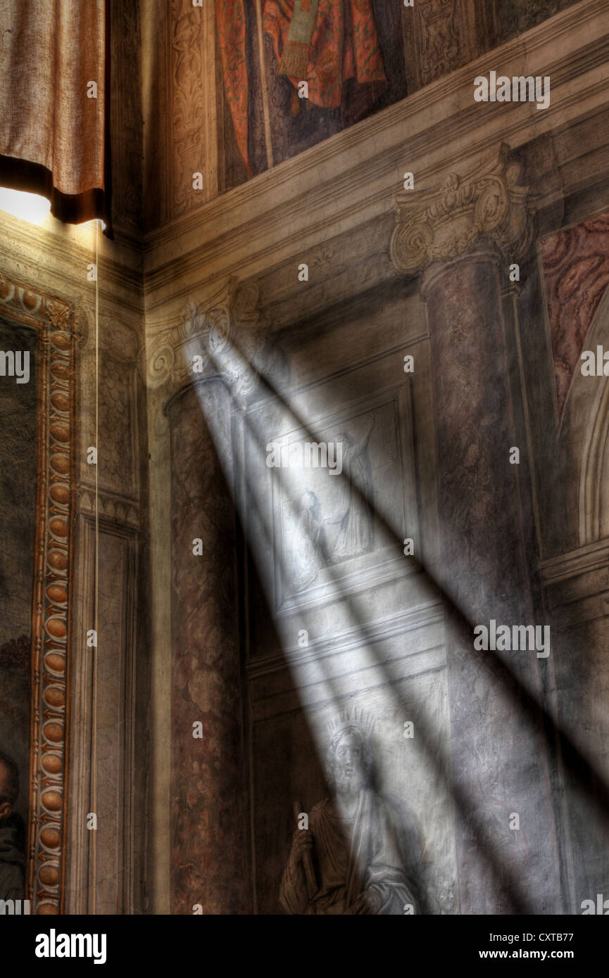 Un raggio di luce per la chiesa dell' Abbazia di San Nilo' in Grottaferrata (Italia). Foto Stock