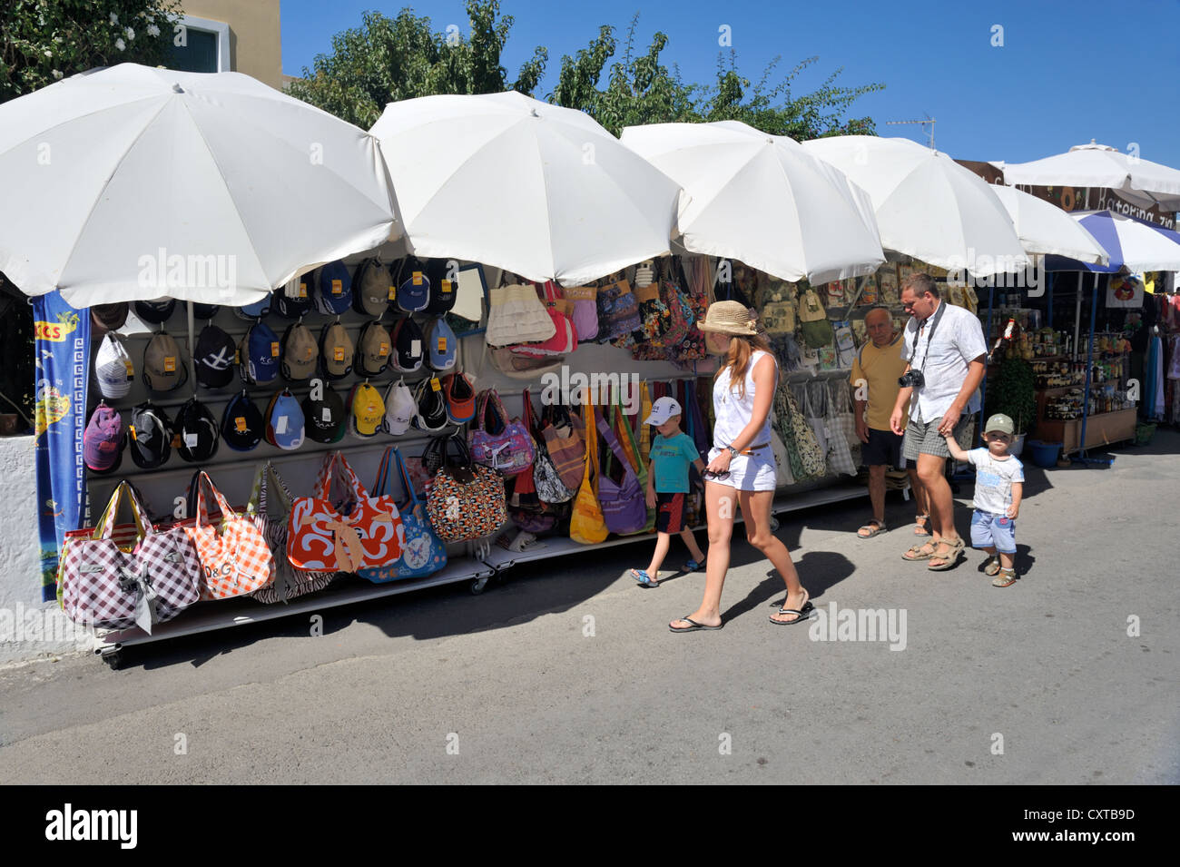 Tourist shopping per souvenir presso le bancarelle del mercato sulla strada della zia, isola di Kos, Grecia Foto Stock