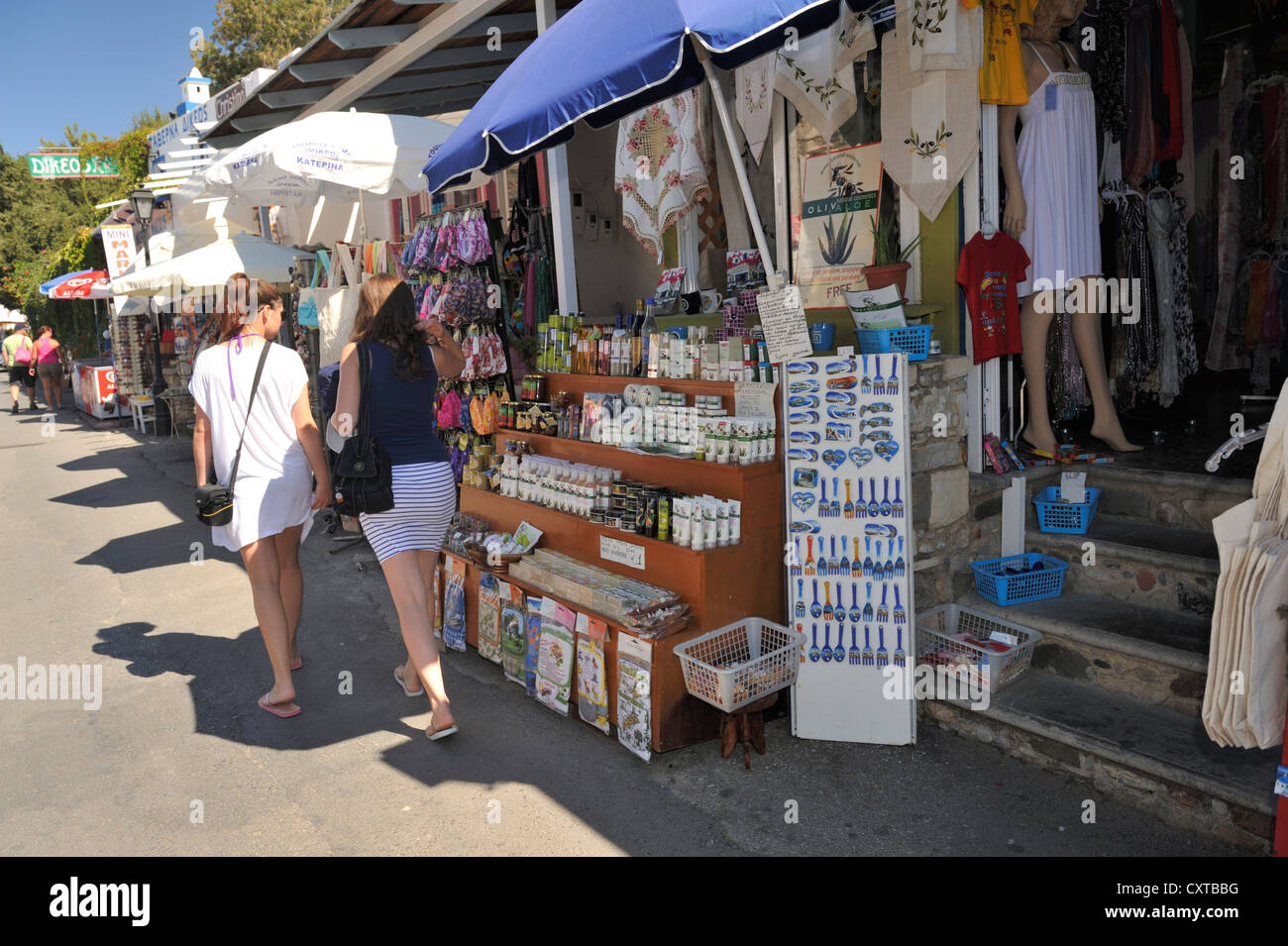 Tourist shopping per souvenir presso le bancarelle del mercato sulla strada della zia, isola di Kos, Grecia Foto Stock