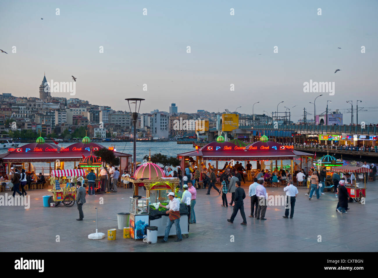 Türkei, Istanbul, Eminönü, Platz an der Galatabrücke mit den berühmten Balik Ekmek, ein Fischbrötchen mit Salat. Foto Stock