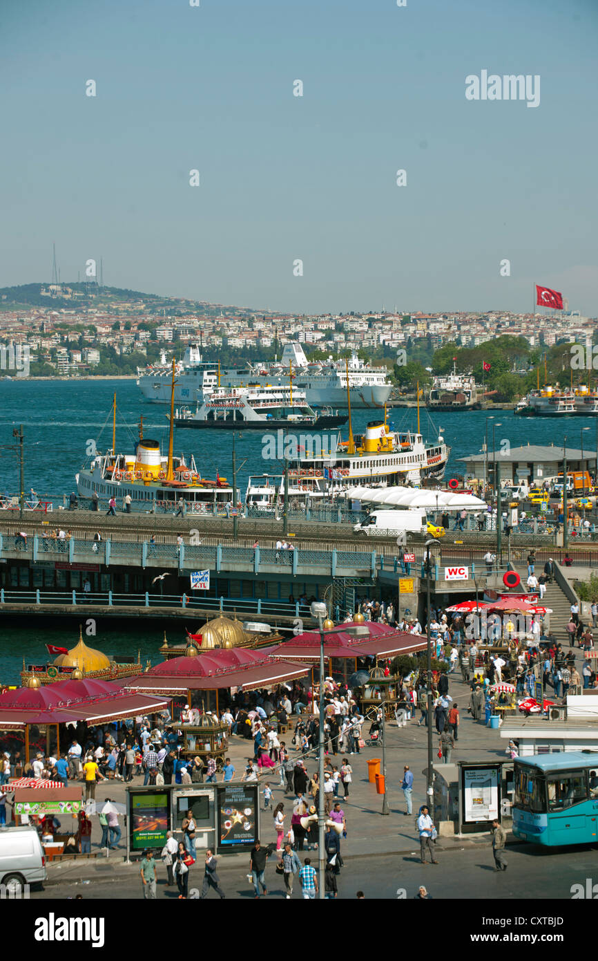 Türkei, Istanbul, Eminönü, Busbahnhof an der Galatabrücke im Hintergrund die der Bosforo mit Fährschiffen. Foto Stock