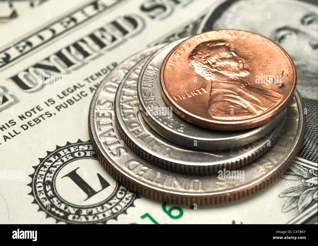 Dollaro e monete sulla parte superiore di esso, shot full frame e chiudere fino Foto Stock