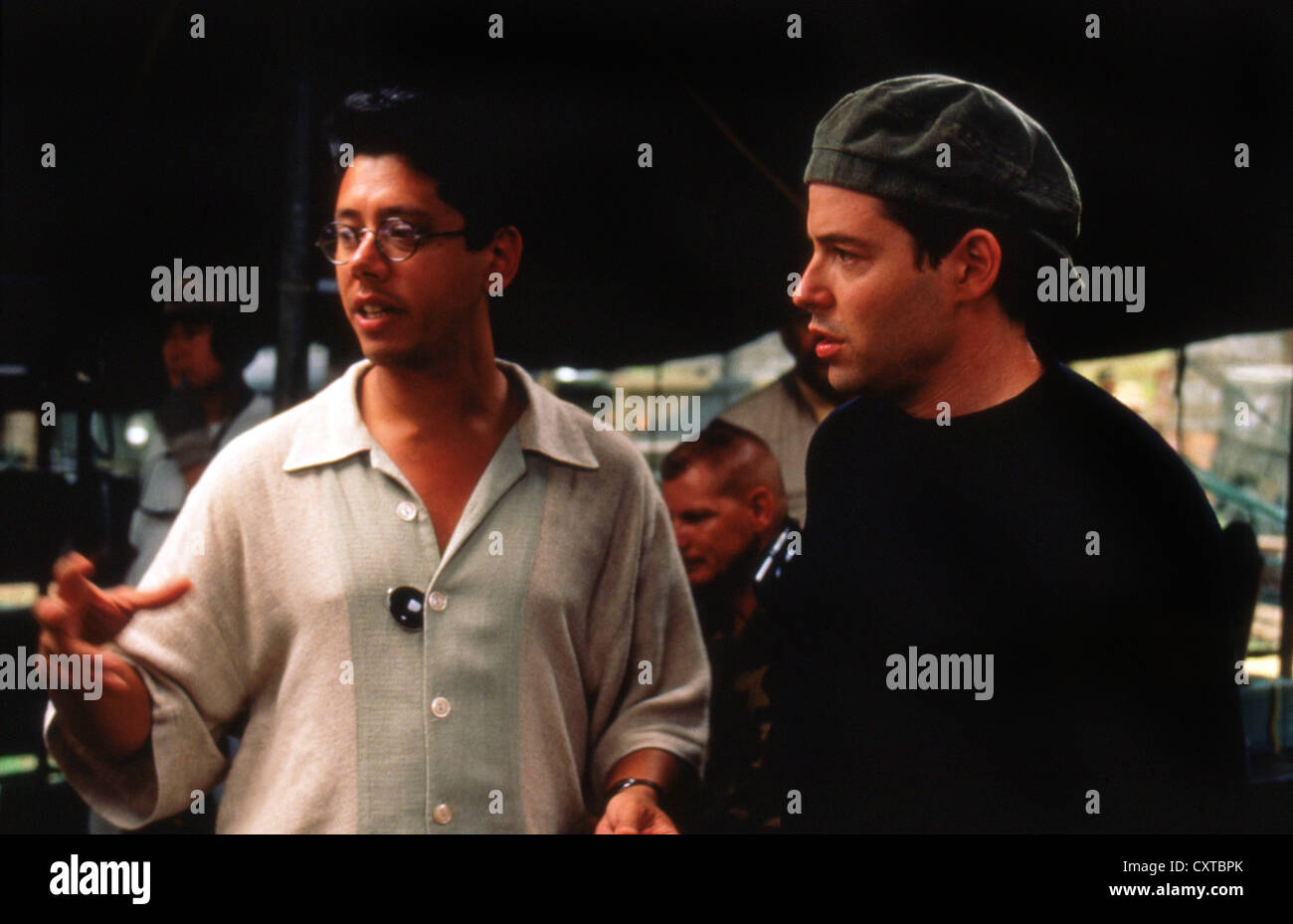 DEAN DEVLIN (PORTRAIT) PRODUTTORE SU SET CON MATTHEW BRODERICK 'GODZILLA' DDEV 002 MOVIESTORE COLLECTION LTD Foto Stock