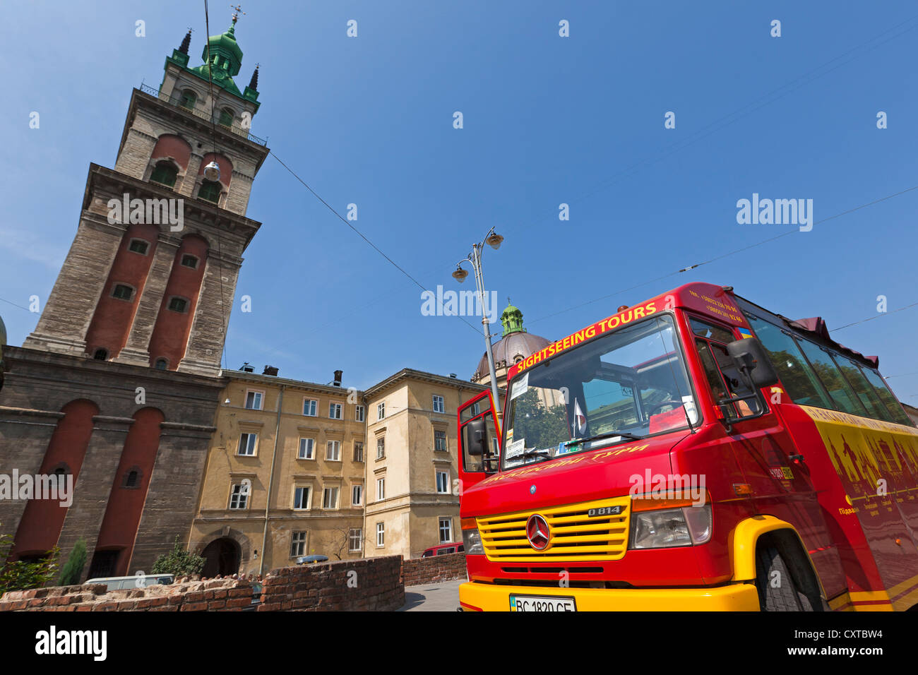 Autobus, all'esterno della chiesa della Vergine Maria Assunta, Leopoli, Ucraina Foto Stock