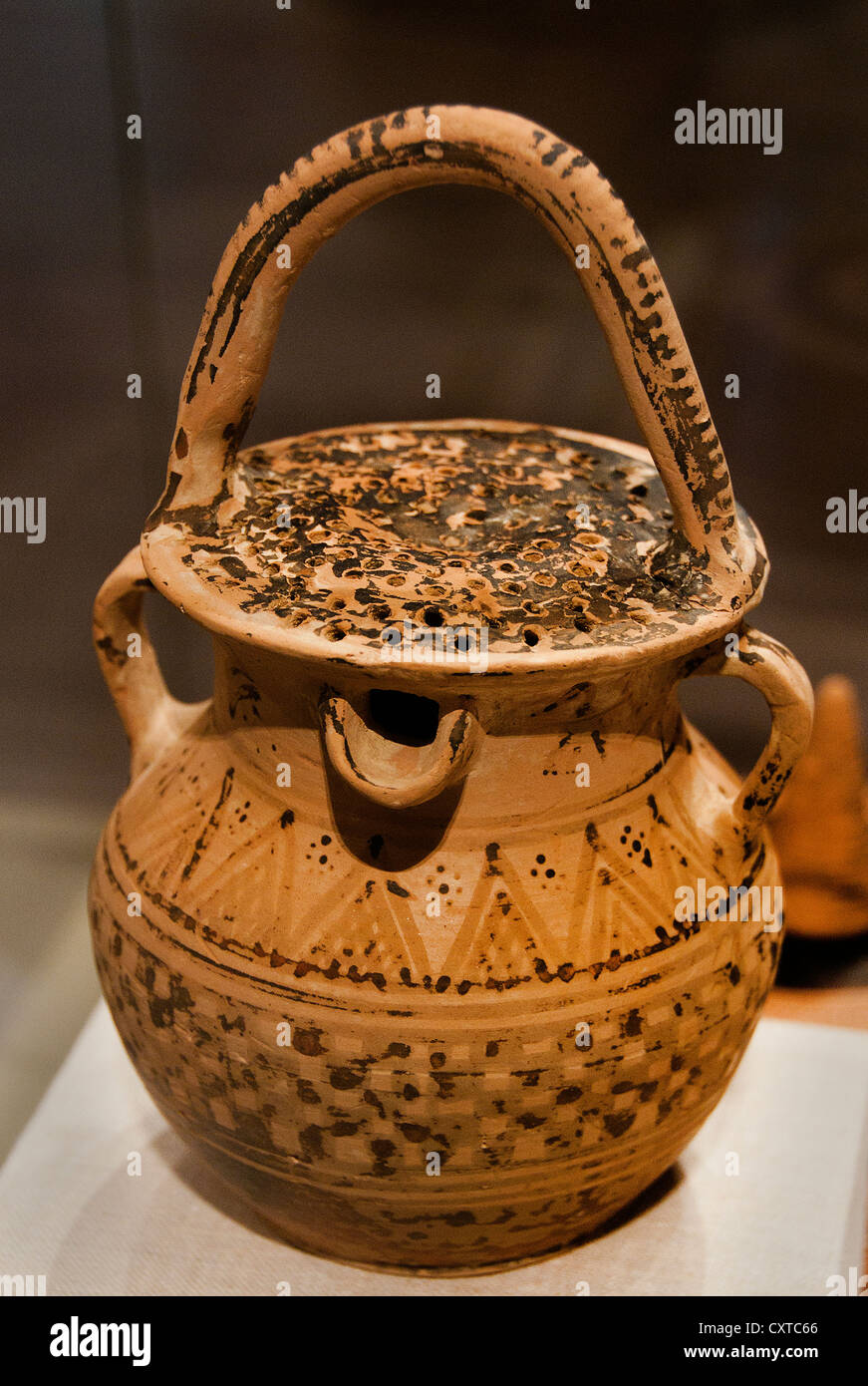 Vaso in terracotta con filtro tubo di lancio e tre maniglie greca geometrica attico VIII - VII secolo a.c. la Grecia greco Foto Stock