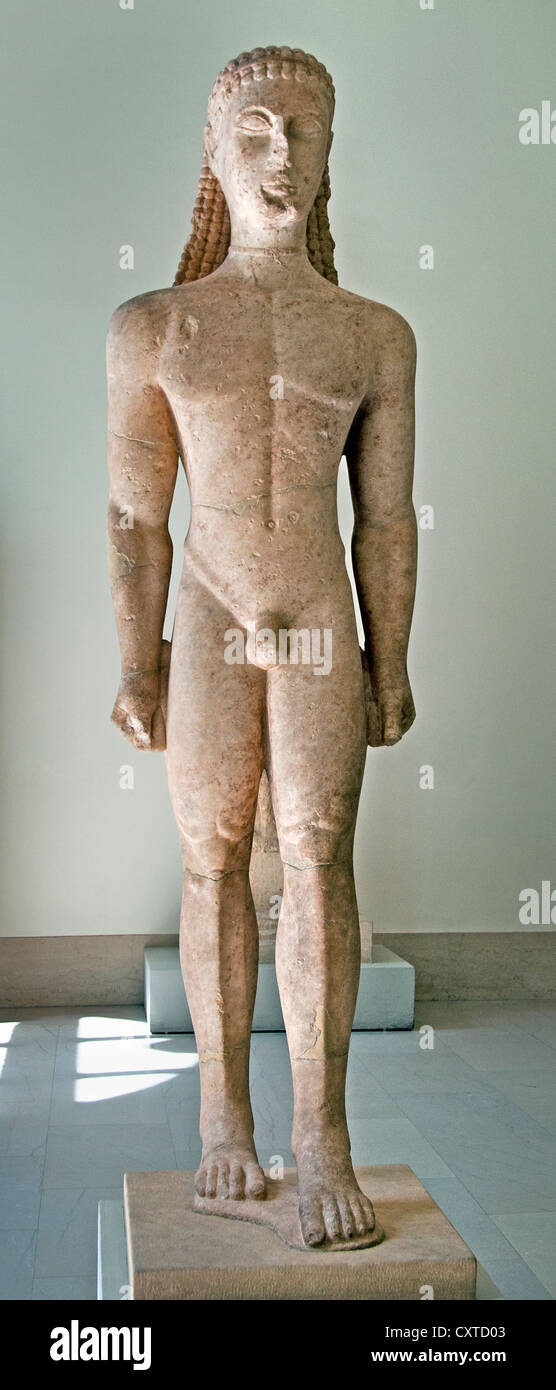 Statua in marmo di un kouros (Gioventù) arcaico 590-580 A.C. Greco marmo attico axian194.6 cm Grecia Foto Stock