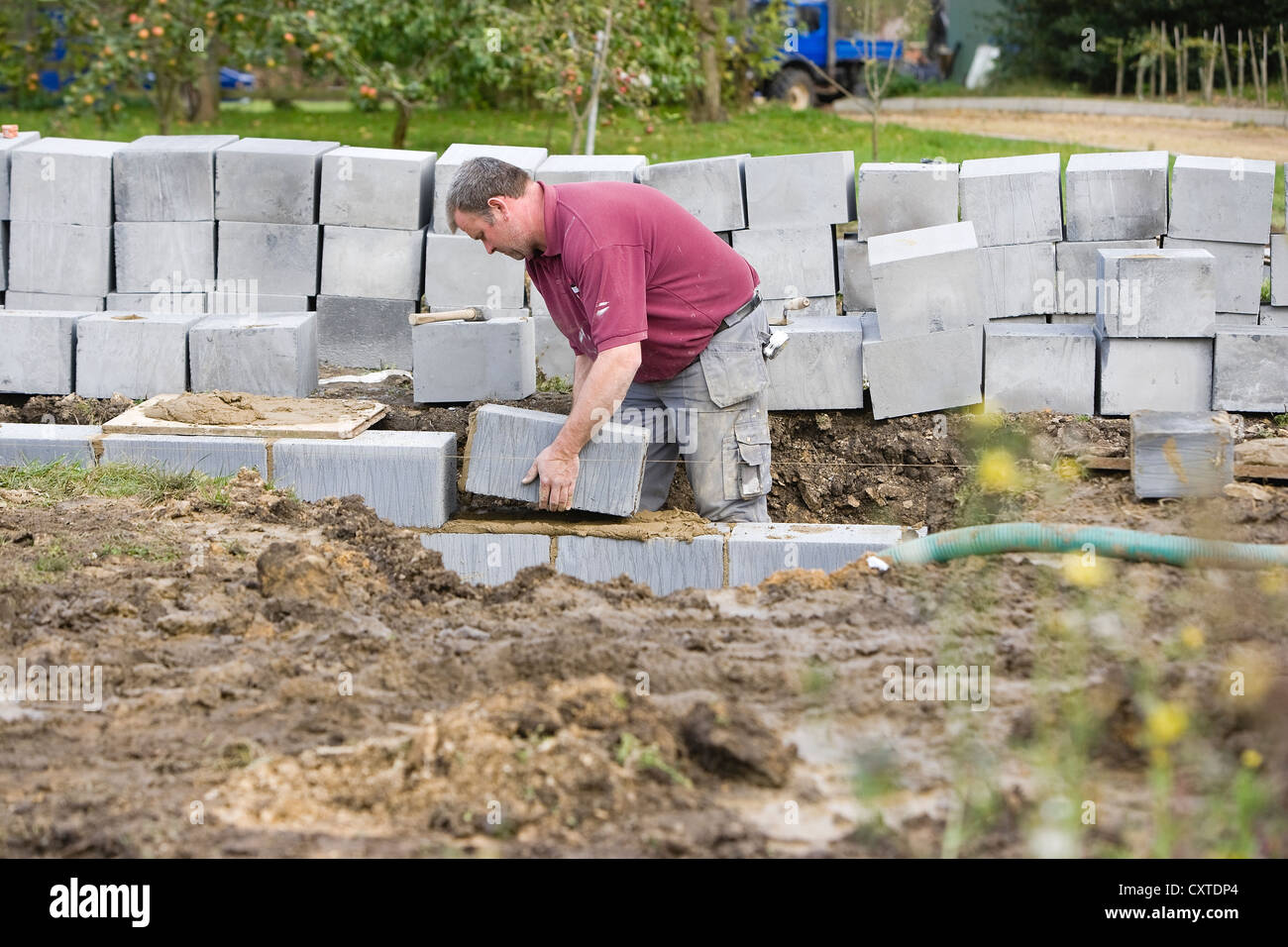 Workman la posa di blocchi in calcestruzzo su un Regno Unito sito di costruzione Foto Stock