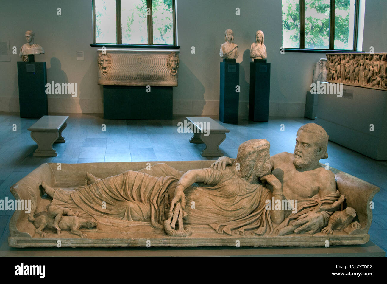 Sarcofago di marmo con coperchio reclino giovane romana periodo Severan 220 AD Italia Foto Stock