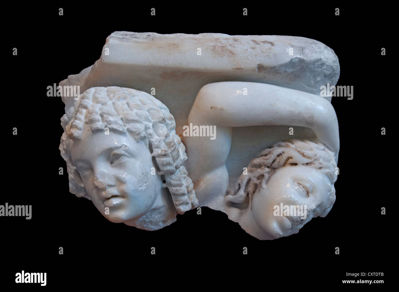 Angolo superiore destro sarcofago in marmo testa di un Africano etiope e un maenad Severan del III secolo D.C. Roman 18 cm. Foto Stock
