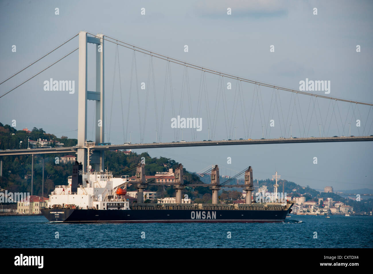 Nave passando sotto il ponte sul Bosforo a Istanbul Turchia Foto Stock