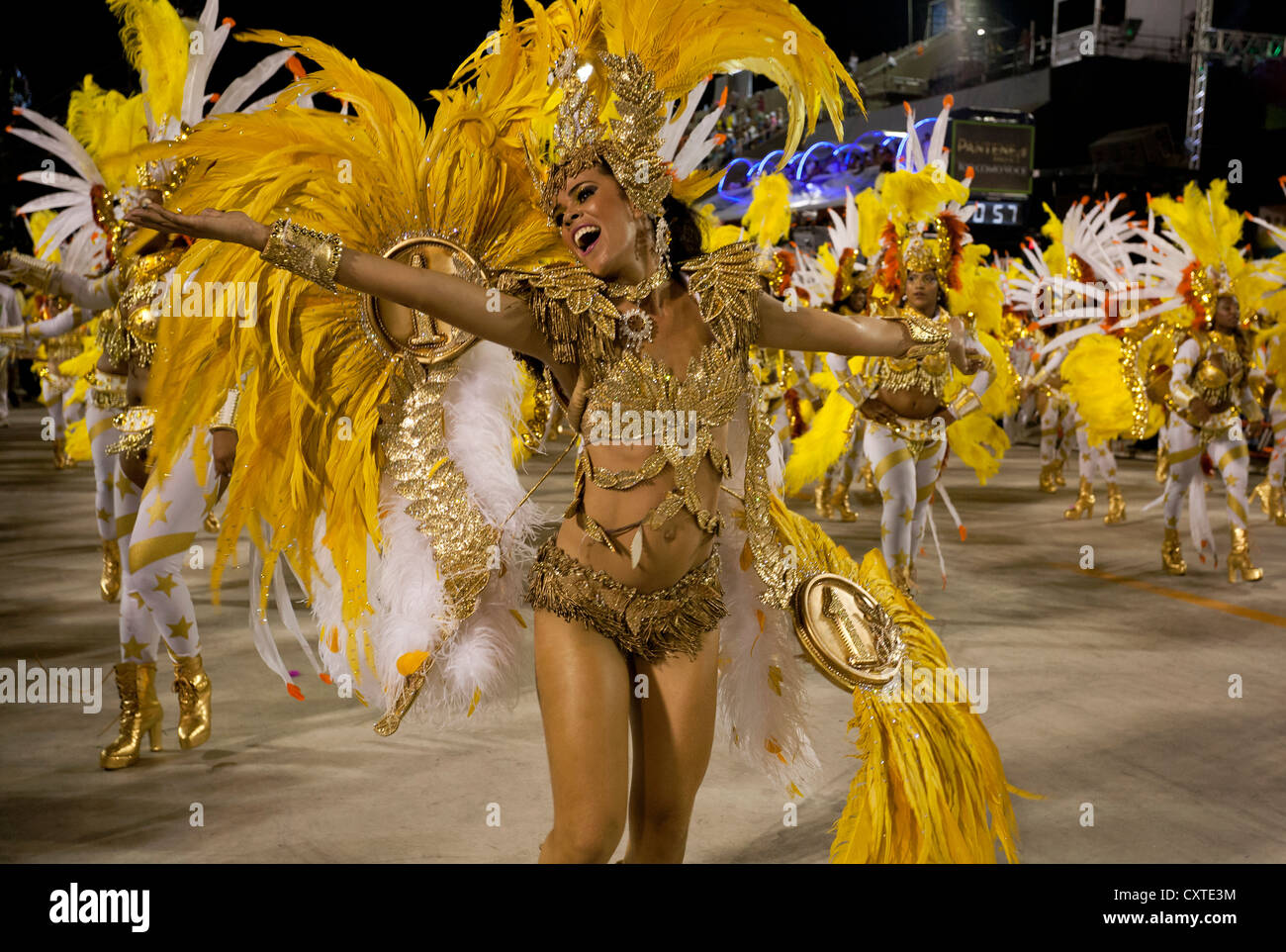 Woman Dancing durante la sfilata di carnevale di Rio de Janeiro in Brasile Foto Stock