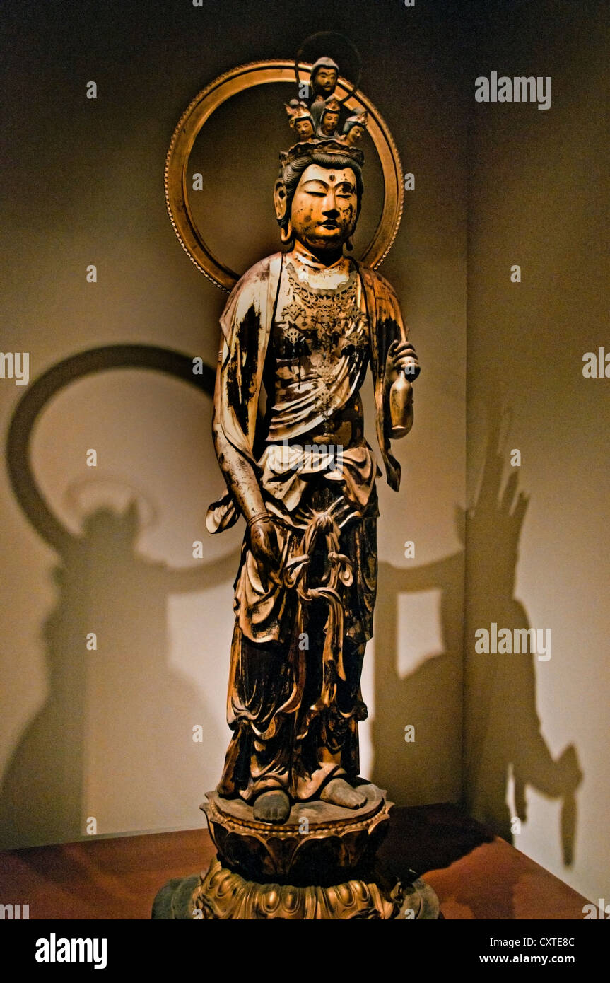 Undici capitanato di Kannon Ekadashamukha periodo Nanbokuchô 13-14 secolo Giappone lacca di legno a foglia d'oro cristallo decorazione occhi 236 cm Foto Stock