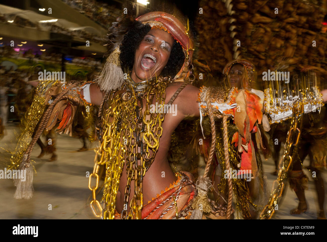 Donna in Costume di catena durante la sfilata di carnevale di Rio de Janeiro in Brasile Foto Stock